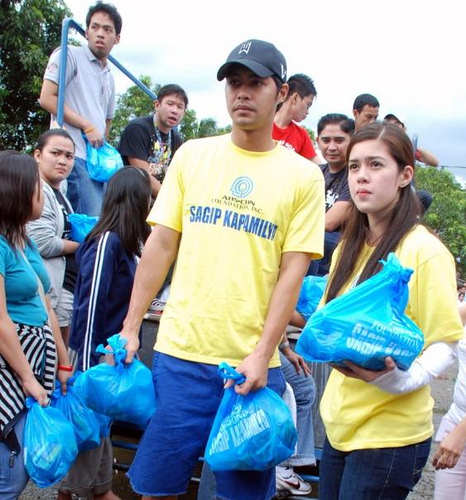 Zanjoe Marudo (Super Islaw) and Shaina Magdayao (Dragonna) distributing relief goods in Payatas with Sagip Kapamilya team