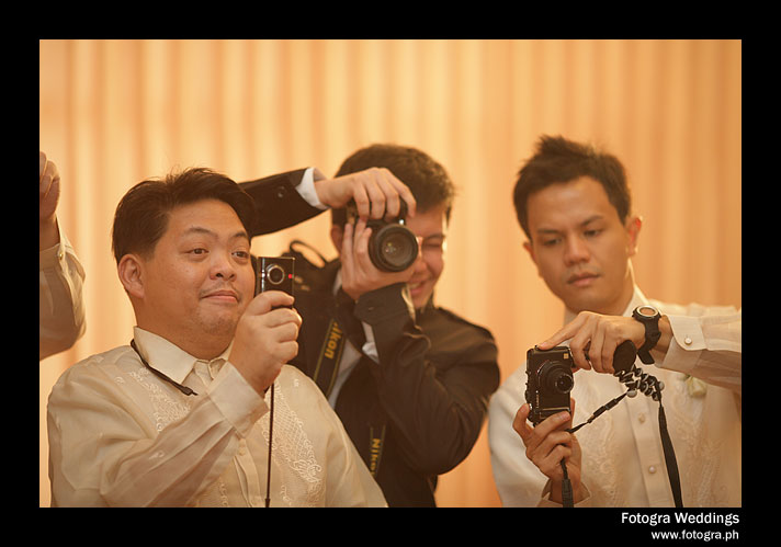 Want to spot a blogger in a wedding? Take a look at this photo :P