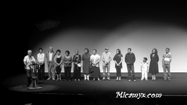 Loy Arcenas with the cast and crew of Niño Loy Arcenas with the cast and crew of Niño