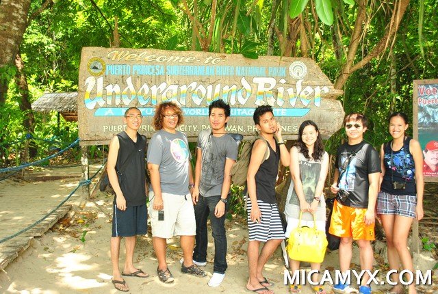 Bloggers' group pic before exploring the Underground River