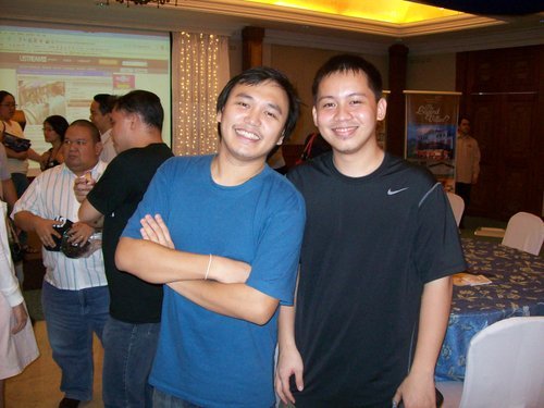 Markku and Jehz Kuya Markku and Jehz at the Emerging Influential Blogs of 2008 awards night (August '08). Dati, mas payat si Jehz. Now....