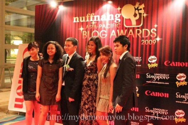 Maki, Ada, Jehz, Mica, Hannah and Yoshke at the Nuffnang Wall