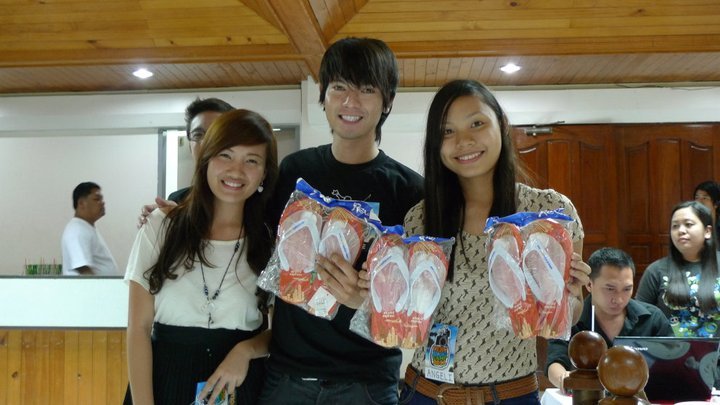 Noelle, Doyzkie and Angeli sending out freebies from AirPhil