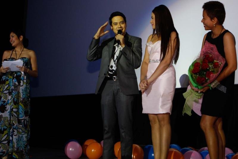 John Lloyd Cruz unconsciously does the 'Ingat' pose at MYLC's Movie Premiere Night