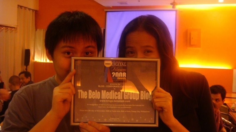 Jehzeel and Micamyx hiding behind the Belo award hihi 