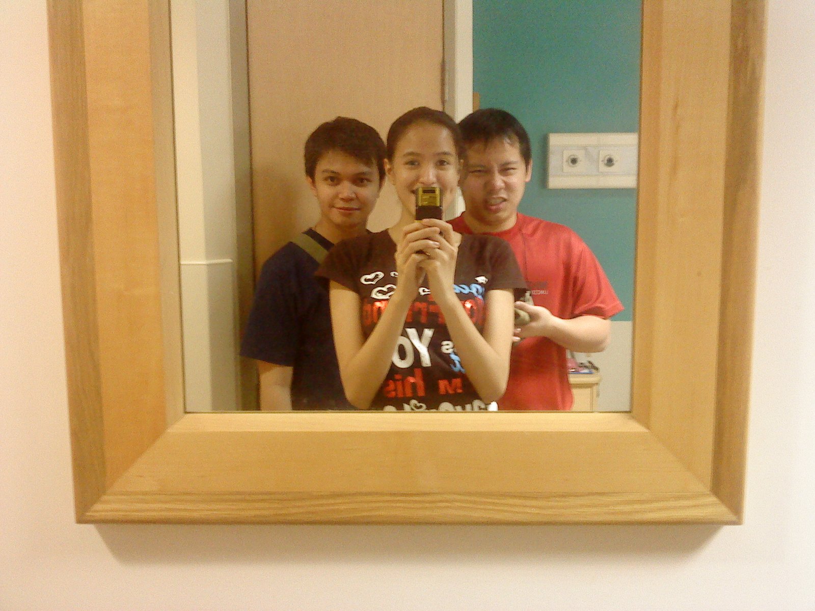 Winston, Mica and Jehz camwhoring at Medical City My Guardian Angels at the back. The Good and The Bad LOL (January 2009)